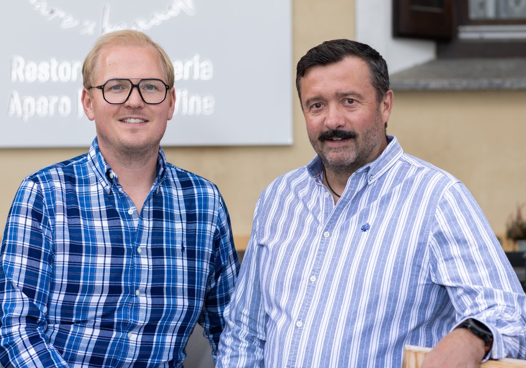 Gastgeber Marc und Hanueli, vor dem PopUp Restaurant.